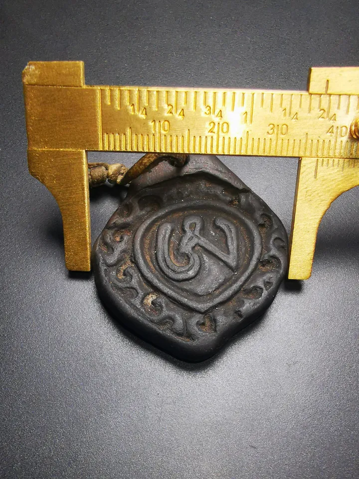 Gandhanra Handmade Tibetan Tsa Tsa Mold Statue, OM Symbol, DIY Tsha Tsha Clay Statue,50 Years Old