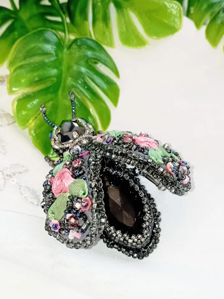 Handmade crystal beetle brooch for women, bug brooch pin, gift for her, insect jewelry, beetles jewelry, gift for mom