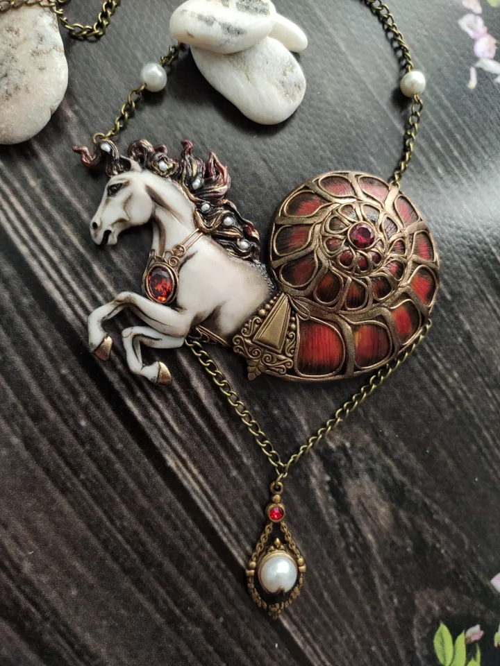 Red-White Hors Nautilus Jewelry necklace, pendant Nautilus
