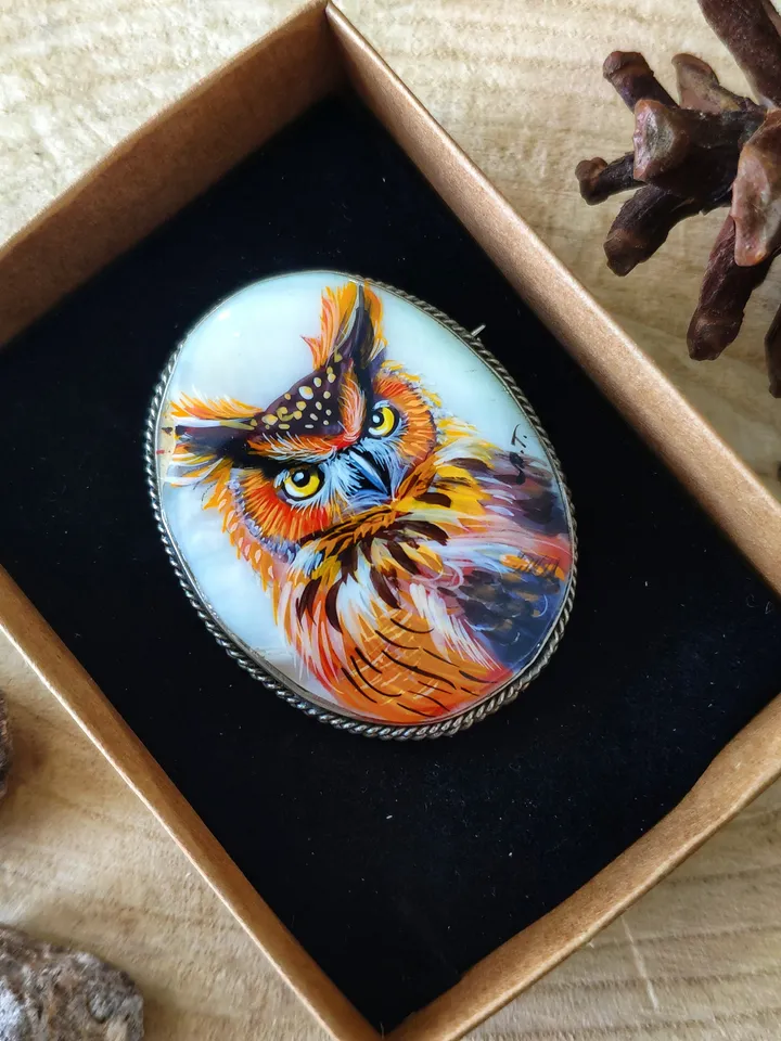Brooches for women: Wisdom owl on pearl brooch • Gift for teacher • elegant bird brooch • handmade wizard jewelry • gorgeous pin for dress