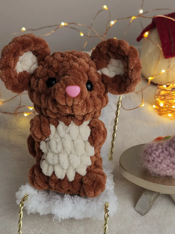 Chunky Mouse Amigurumi Pattern - Low Sew Plush Crochet Mouse with Heart