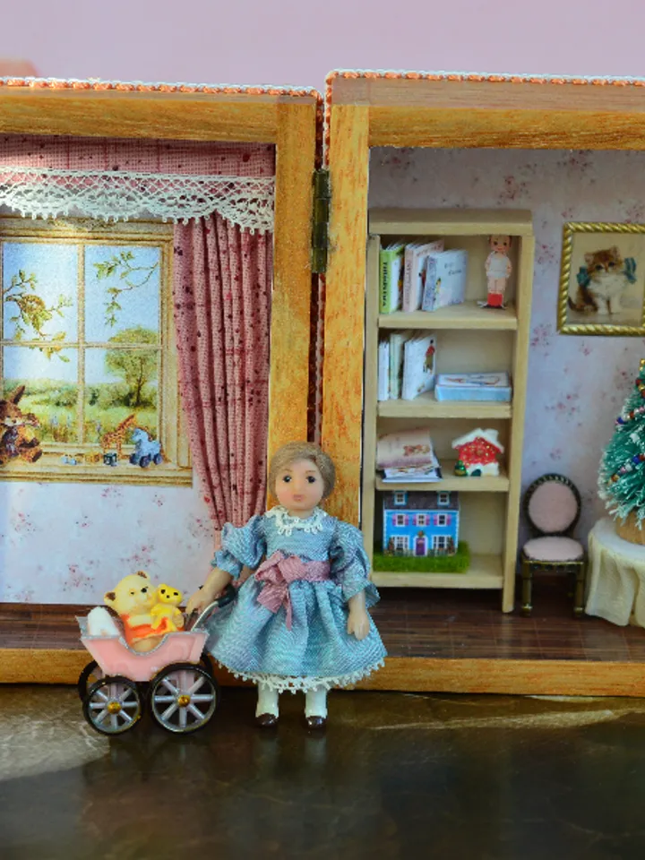Miniature doll in 24th scale. Tiny doll with accessories in a wooden casket at a scale of 1:24.