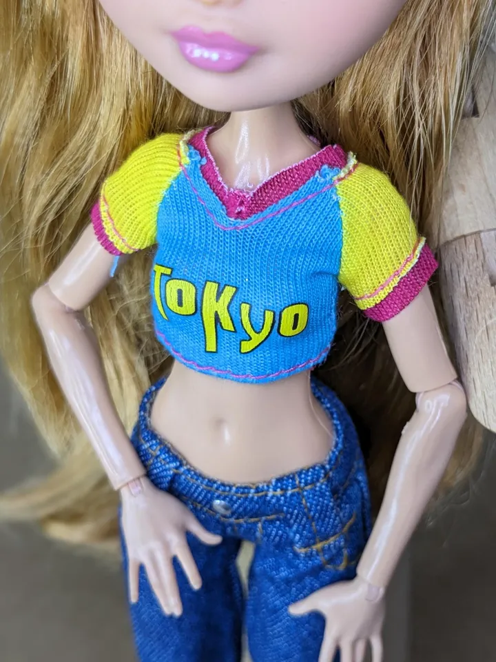 Blue & yellow T-shirt for 10.5-inch female dolls (MH, EAH)
