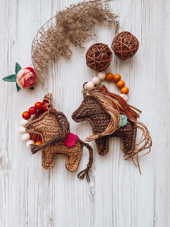 Beaded horse Keychain with Metal Chain – Stylish Bag or Key Accessory, crochet pony