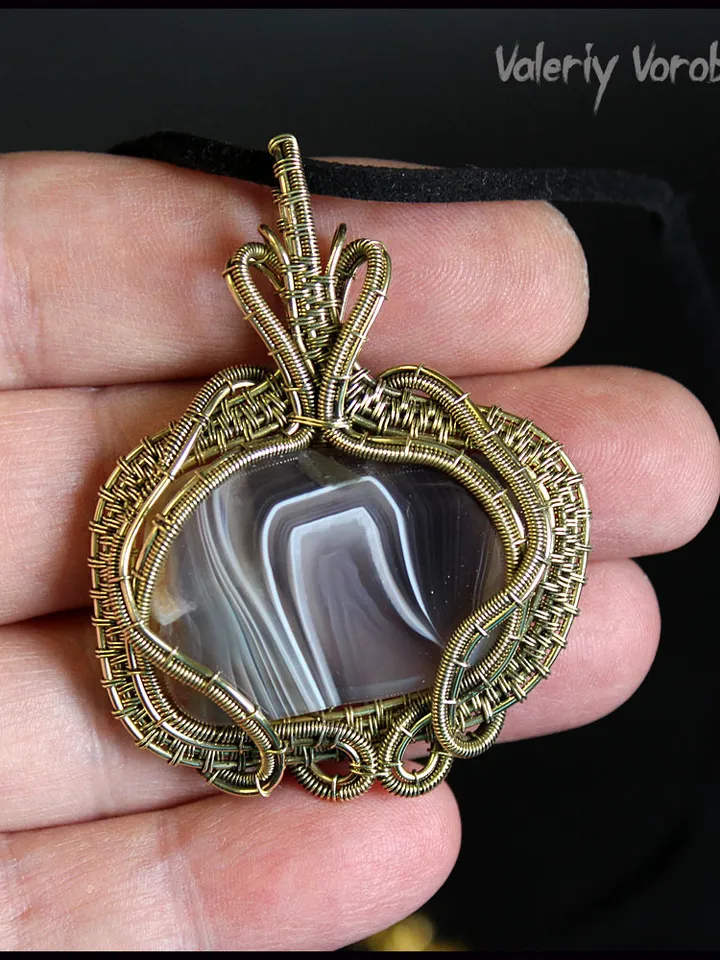 Handmade pendant made of brass wire and natural agate.