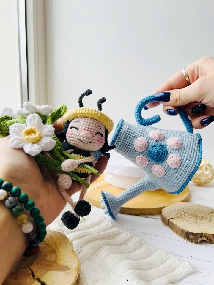 PDF Crochet Pattern Spring Watering Can with a Baby Bee, Amigurumi Decor pattern, Crochet bee, Cute Bee, Doll pattern, Small Baby Toy Patter