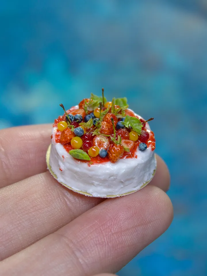 MINIATURE cake with berries on a gold cardboard stand  4