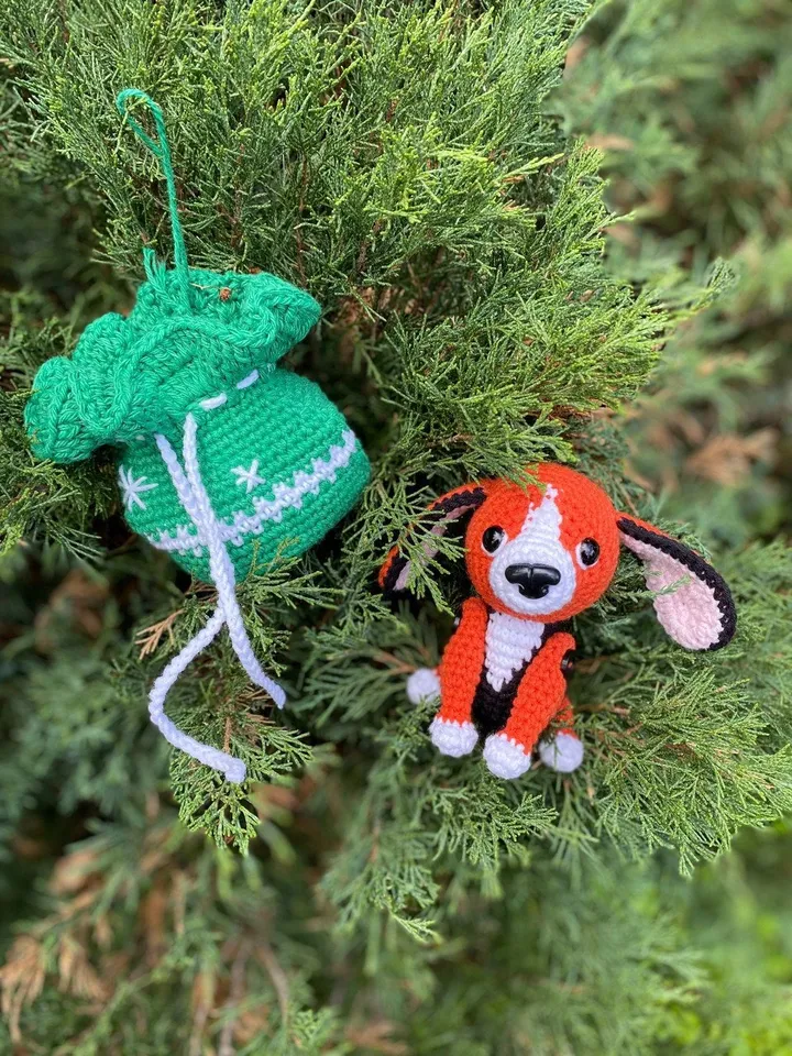 PDF Beagle in a Christmas Bag Crochet pattern, Crochet Animal Pattern, Crochet Puppy, Christmas Amigurumi, Crochet Cute Dog Amigurumi