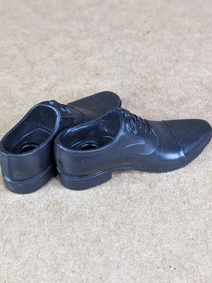 Classic black solid shoes with a connector system for 1/6 scale male action figure dolls