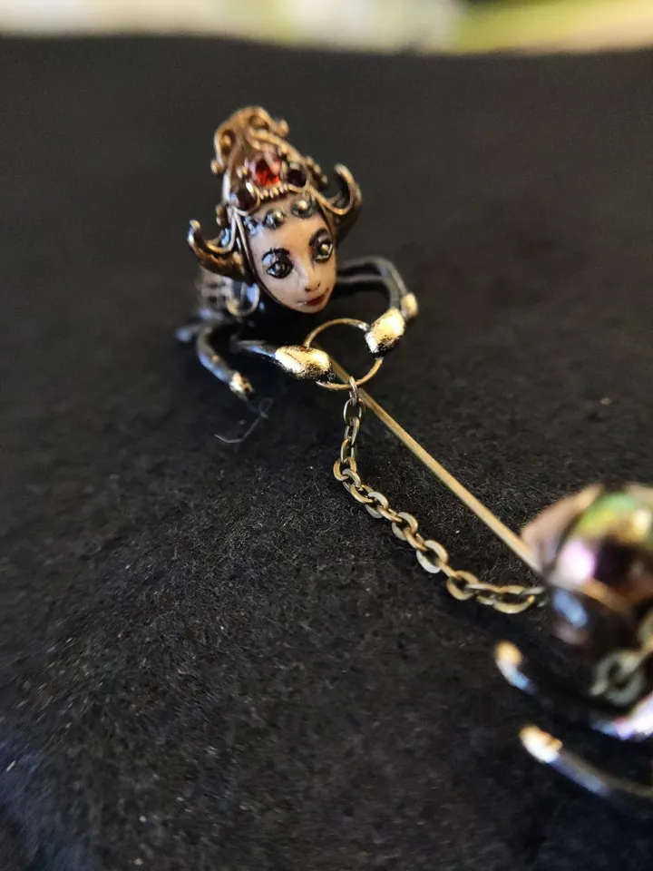 Spider and Fly, Piece with chain, Spider brooch, Hunter and prey