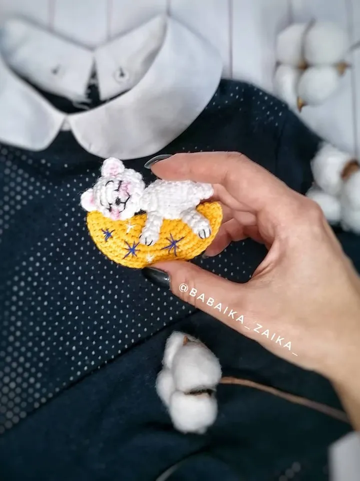 PDF Crochet Pattern Teddy Bear Brooch, Sleeping Bear Amigurumi, Small Crochet Toy Pattern DIY Amigurumi Animal Gift Idea Cute Crochet Brooch