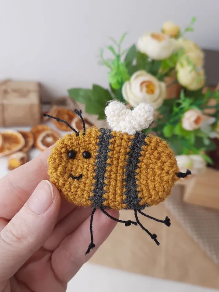 FREE Amigurumi Bee keychein. Bee keychain crochet pattern. Broosh BEE amigurumi PDF pattern