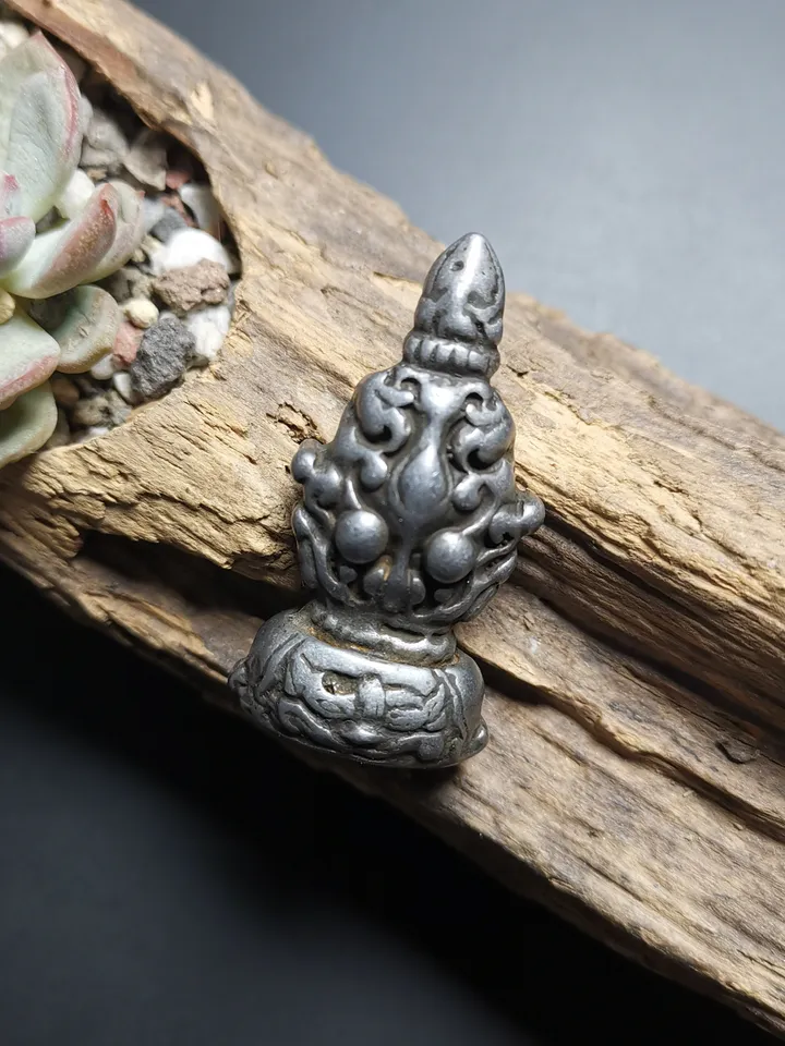 Gandhanra Antique Tibetan Buddhist Amulet,Triratna,Symbol of the Three Jewels,Nandipada Pendant Stamp,Made of Cold Iron,60 Years Old