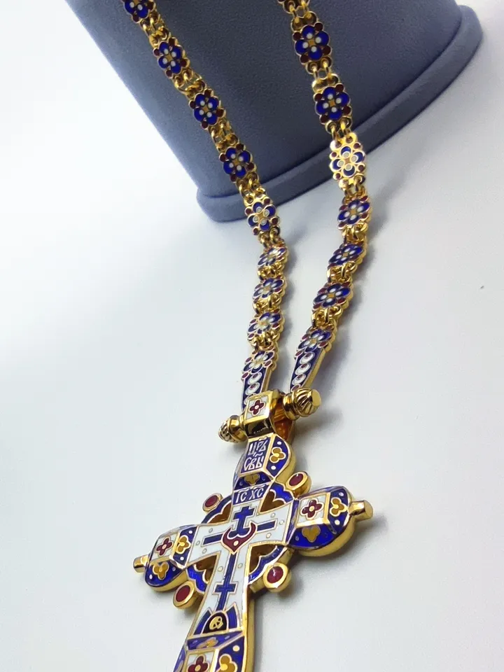 A magnificent set of a cross and chain