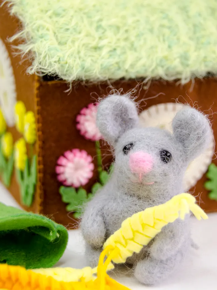 Dollhouse for mouse, cosy play house from felt