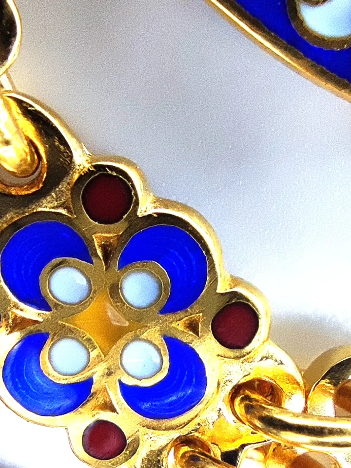 A magnificent set of a cross and chain