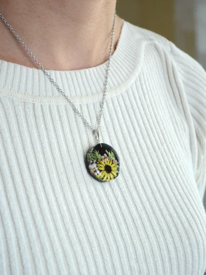 Pendant with sunflower and Fittonia in resin. Tiny Flower Necklace.