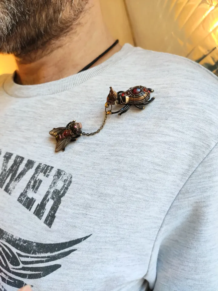 Spider and Fly, Piece with chain, Spider brooch, Hunter and prey