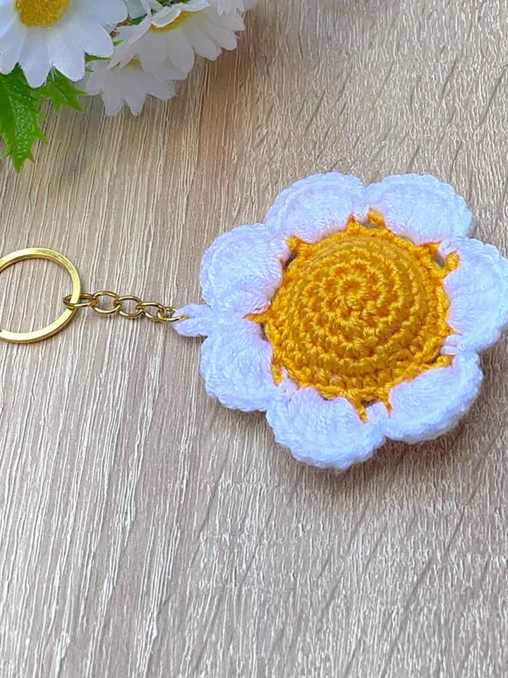 Crochet Daisy Keychain Pattern, Easy PDF Tutorial for Beginners, Create a Flower Key Holder Gift for Friends & Family
