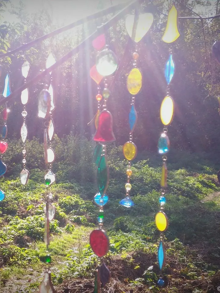 Luxurious Long Agate Garlands, Tiffany Stained Glass Art, Luxurious Agate Garlands, Stained Glass Agate Ornaments, Tiffany-Style Glass and Agate Garland, Artistic Glass Agate Decorations, Handmade Agate and Glass Suncatchers, Long Bohemian Agate Garlands