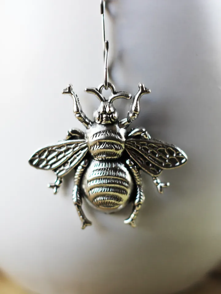 Honey bee tea ball infuser for herbal tea, Tea infuser charm bee, Tea Strainer bee pendant, loose leaf tea lover gift