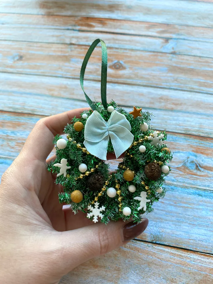 Miniature Christmas Wreath with polymer clay for Dollhouse Tree