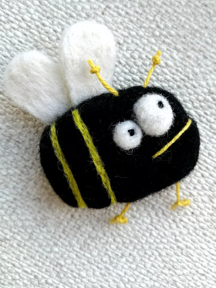 Black women's brooch Bee Original funny decoration for girls
