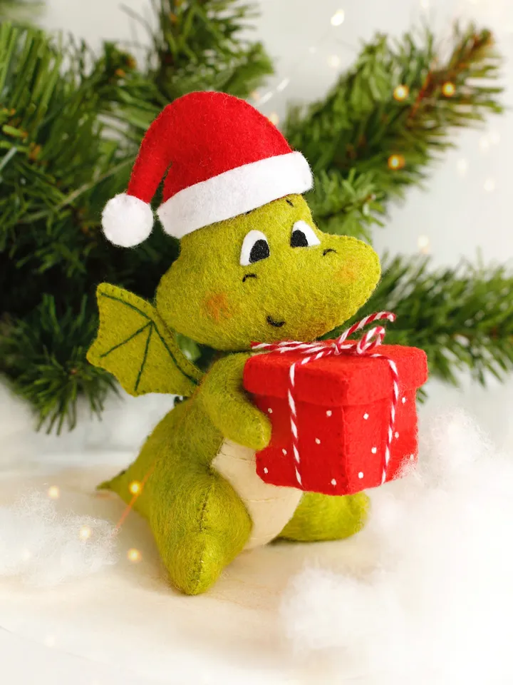 Felt green dragon with Christmas present hand sewing PDF tutorial with patterns, DIY Christmas tree ornament. Felt dinosaur toy pattern