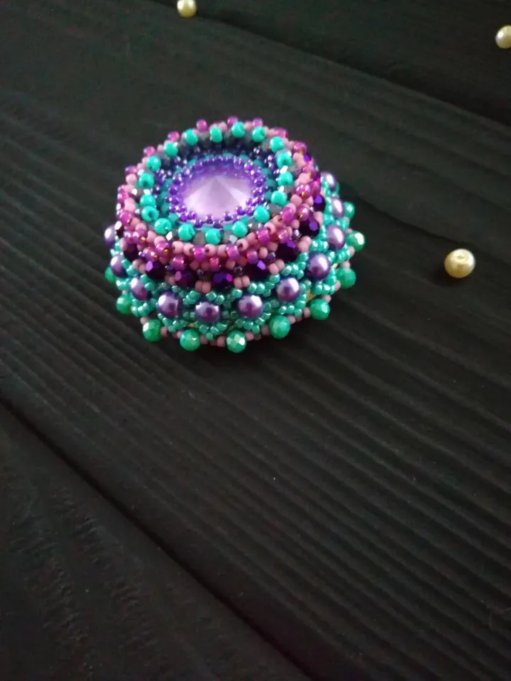 Round bead brooch