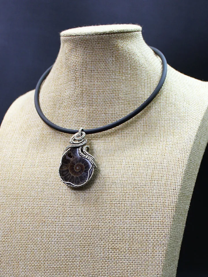 Handmade pendant made of natural ammonite and nesilber wire