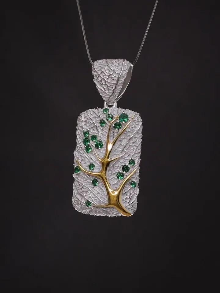 Women's neck pendant 925 sterling silver with scattering of nano-emeralds