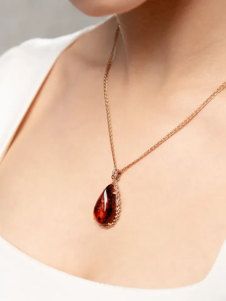 Jewelry pendant with natural Baltic amber made of 925 silver
