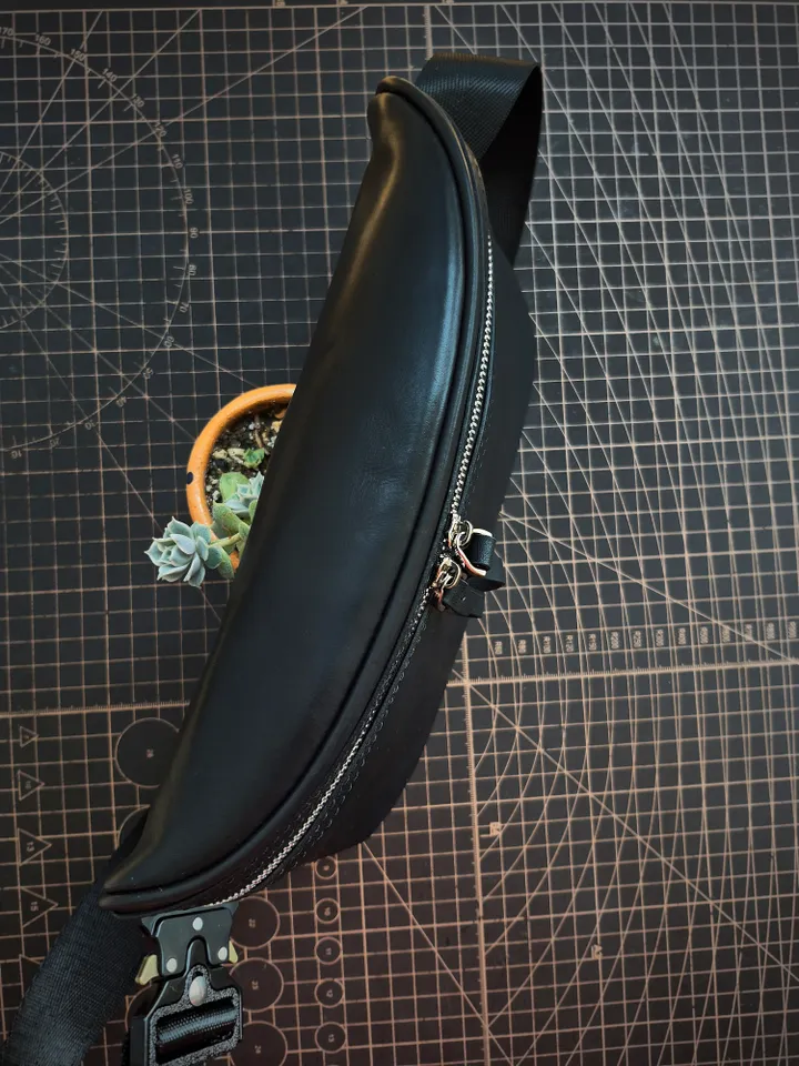 PDF pattern leather belt bag. Leather chest bag. Punch pitch 4 mm. Download PDF and Video TUTORIAL.