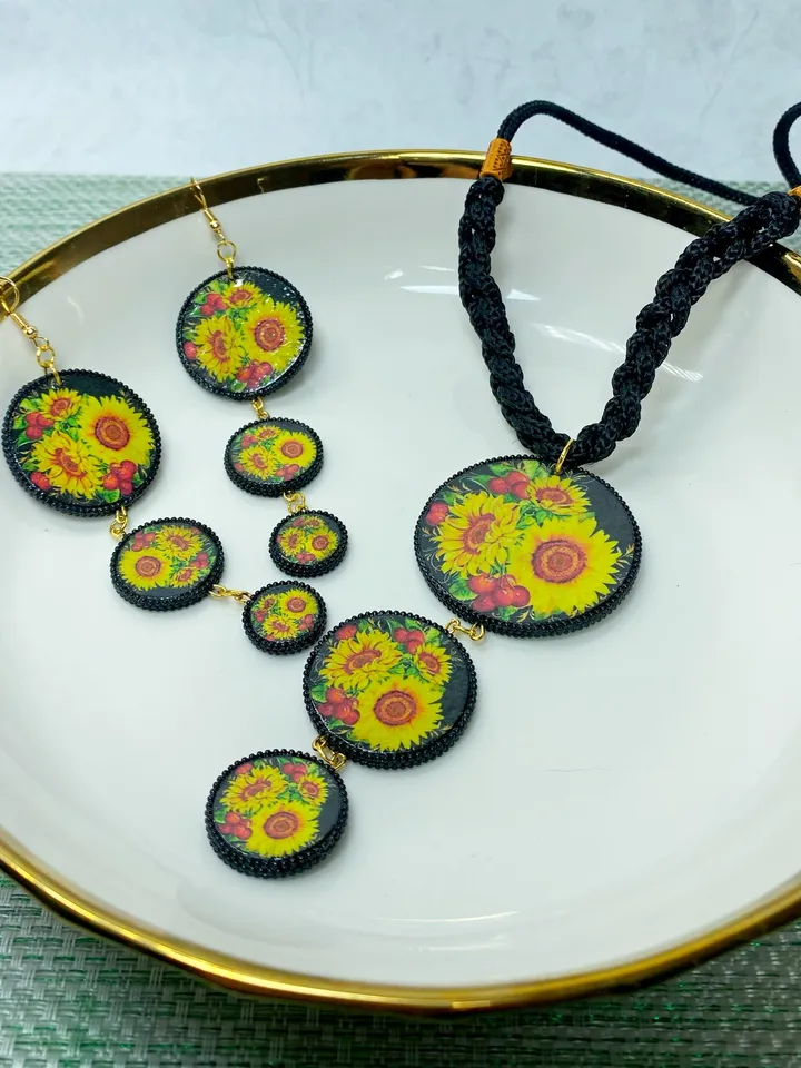 Handmade jewelry set. Bright sunflowers. Author's jewelry.Set of handmade jewelry. Author's design. Bright summer set consisting of earrings and pendant.