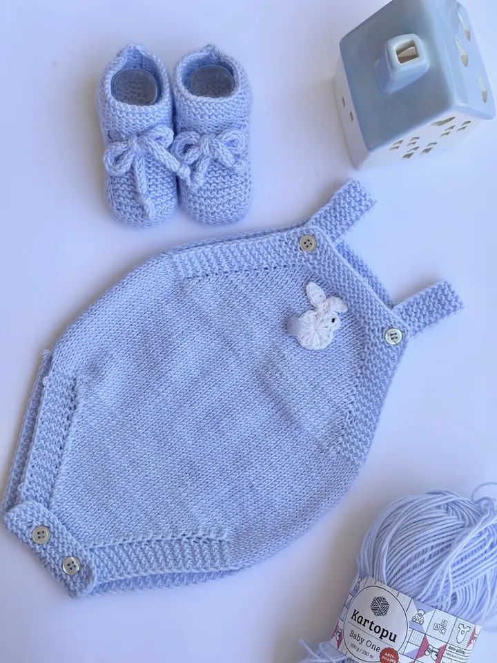 PDF Newborn SET Onesie, Booties, Hat with knot- Seamless Knitting Pattern – Comfort for Your Newborn with video ENG