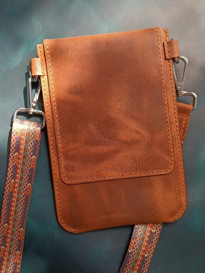 PDF Pattern Phone bag - Pattern of a small women's leather bag in PDF format - Download PDF and video tutorial. Punch pitch 5 mm.