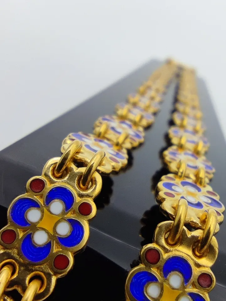 Gorgeous cross complete with incredible chain
