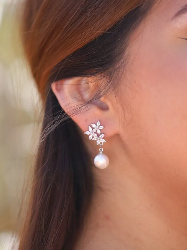 Swarovski Crystal Flowers Wedding Earrings, Floral Statement Bridal Earrings, Minimalist Pearl Wedding Jewelry, Bridesmaid Gift, Jewellery