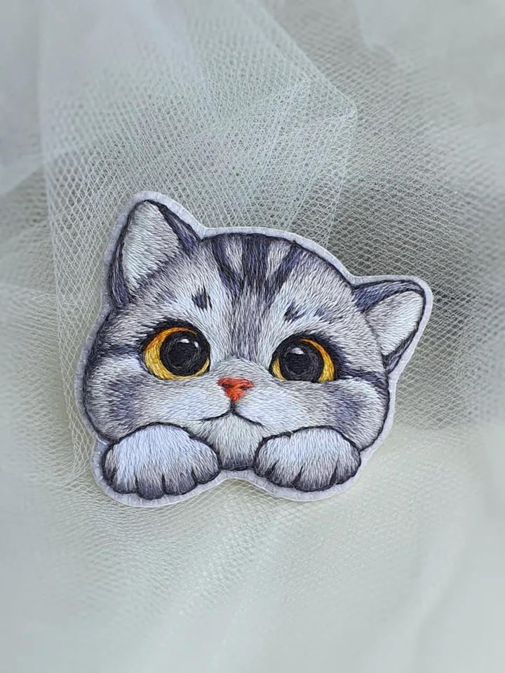 Kitten Brooch. Hand-embroidered brooch, artistic satin stitch.
