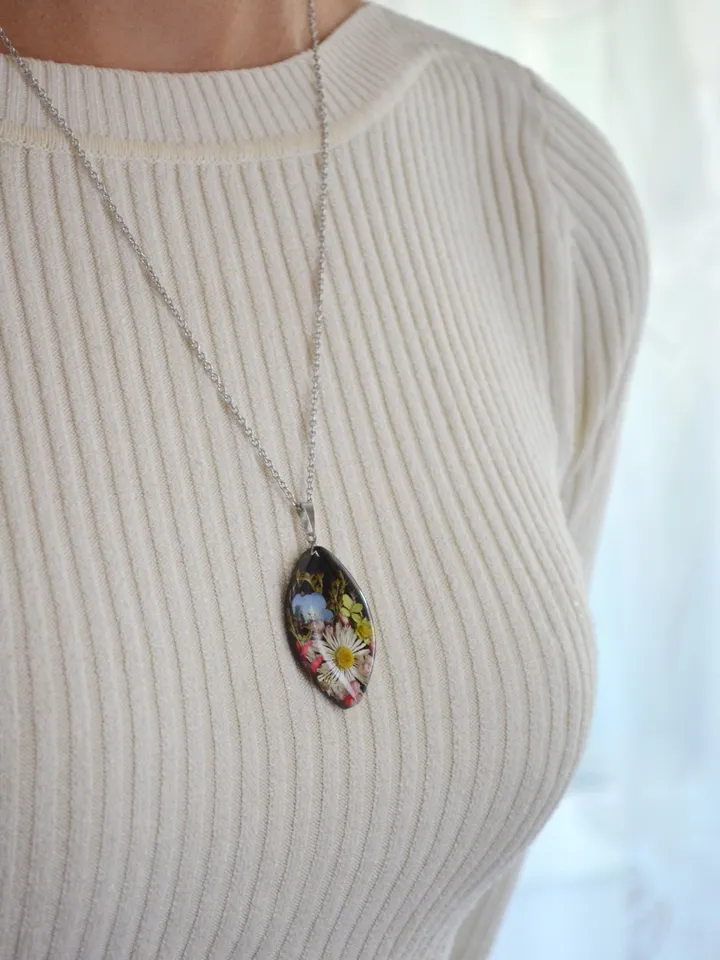 Tiny Flower Necklace. Daisy and hydrangea in resin. Pendant with autumn flowers and herbs in resin.