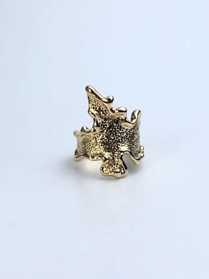 Ring, gold-plated, crumpled, embossed, large with the effect of compressed metal, curved trendy shape, textured, wide, one-size adjustable 16-20 size