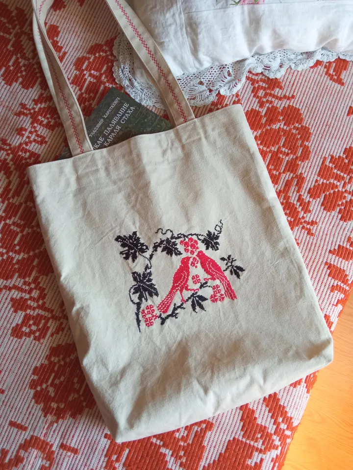 Tote Bag Birds and Berries — Hand Embroidered in Traditional Style