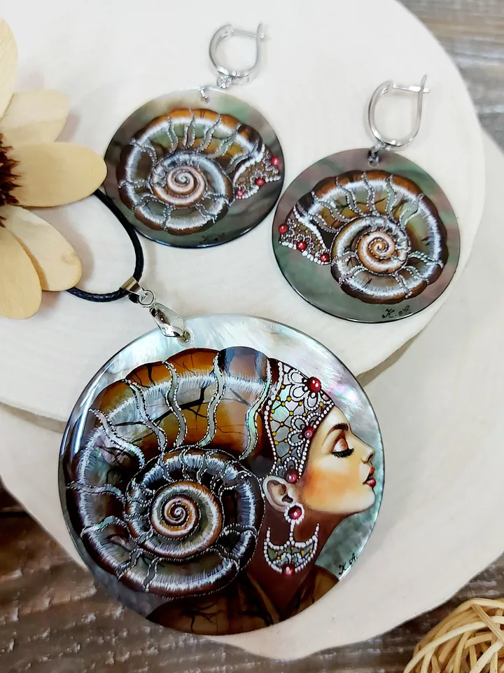 Nacre set necklace pendant and pearl earrings "Queen Ammonite". Mother-of-pearl. Hand-painted on shell. Hand painted miniature Jewelry