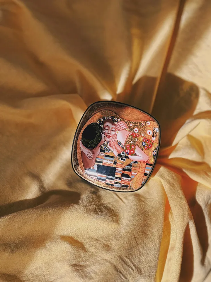 Beautiful Russian Lacquer Box " The Kiss " Hand painted miniature painting jewelry box Mother of pearl Papier mache Art gift Fedoskino
