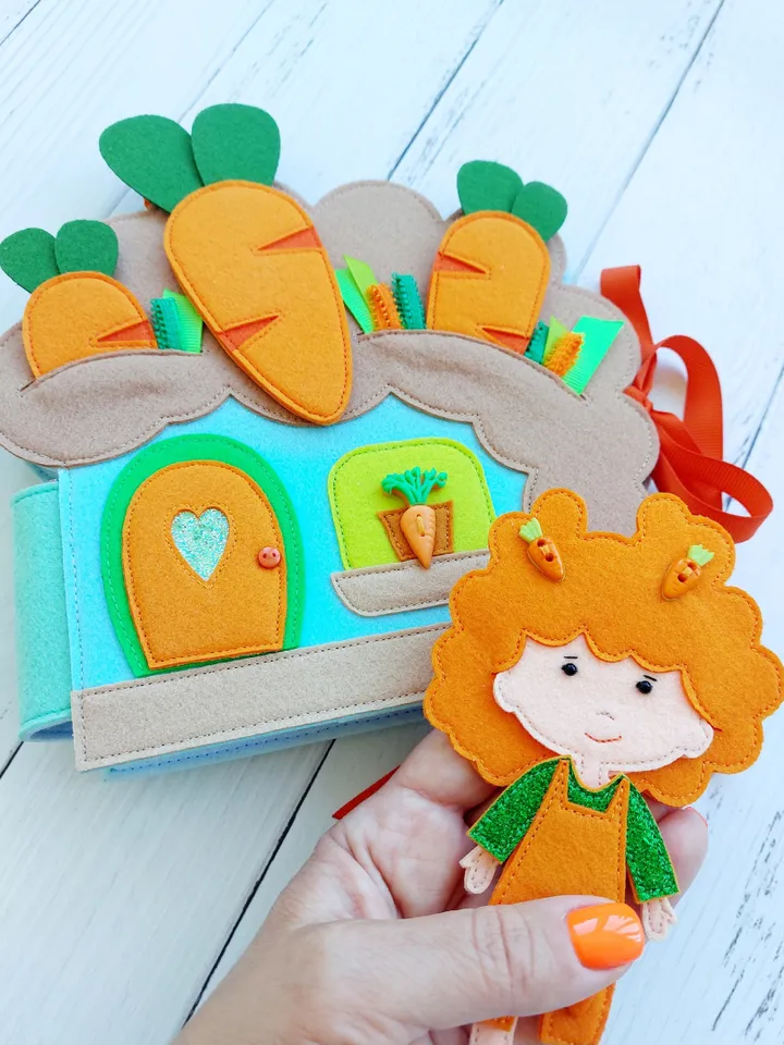 Carrot Dollhouse Felt Dollhouse Kids Dollhouse with Clothes and Food Set Portable Fabric Doll Room