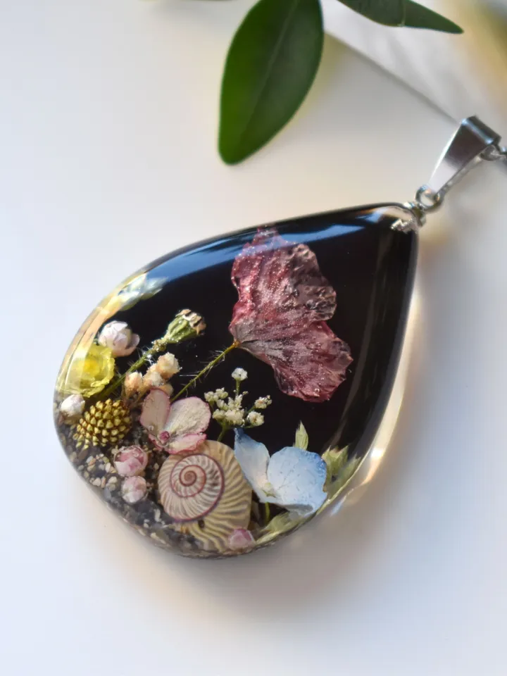 Tiny Flower Necklace. Poppy seed pods and shells in resin. Pendant with autumn flowers and herbs in resin.