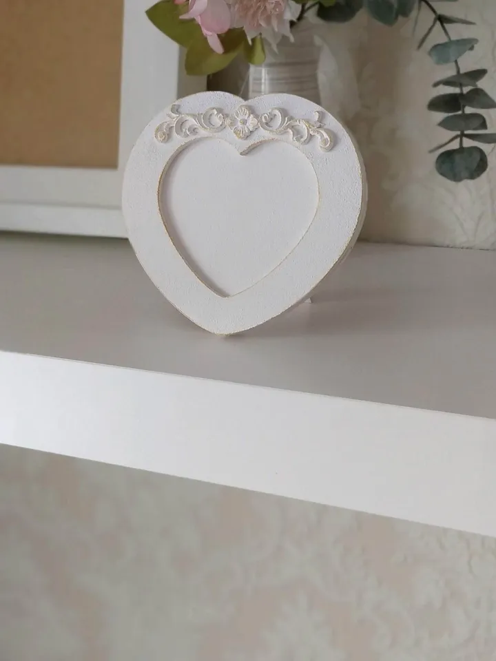 Small white photo frame in shape of heart Shabby chic picture frame Shabby chic heart-shaped photo frame Mini picture frame Love photo frame Valentine's Day gift Mothers day gift Birthday gift Wedding gift