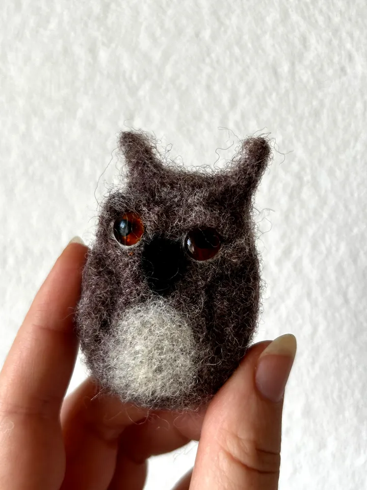 Owl felt brooch, handmade, felting, owl