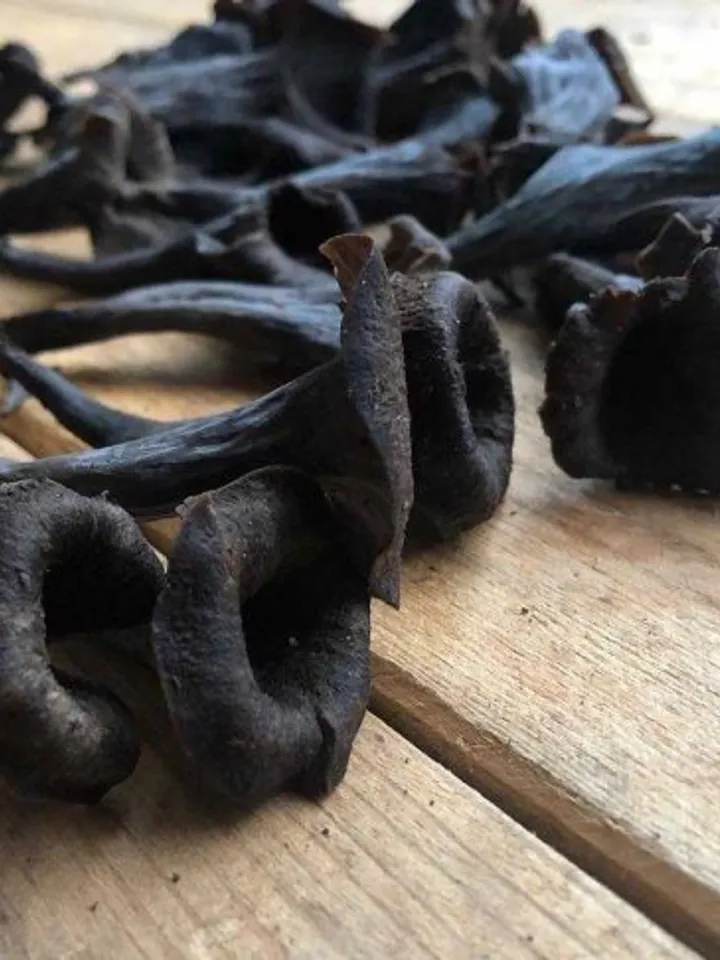 DRIED BLACK CHANTERELLES 1 kg ( 35.27 oz )
