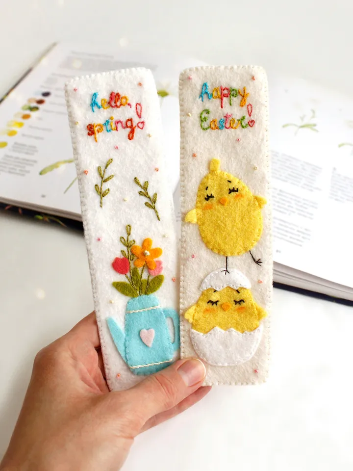 Felt "hello, spring!" bookmark hand sewing PDF tutorial with patterns. DIY Easter ornament. Book lover gift. Felt school supplies
